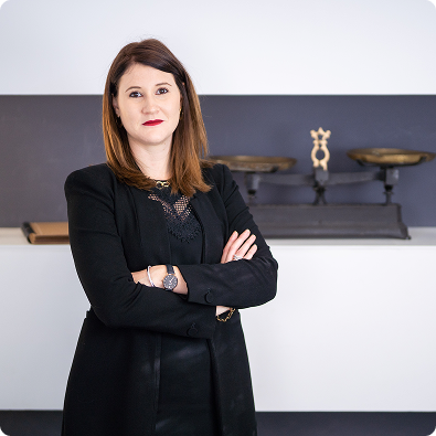 Immeuble à vendre représentant un litige immobilier. - Maître PRILLARD en rendez-vous pour un bail locatif. - Conflit de voisinage expliqué à un client en droit immobilier. - Rédaction de bail ou compromis de vente par l’avocate. - Accompagnement à une vente aux enchères immobilière.